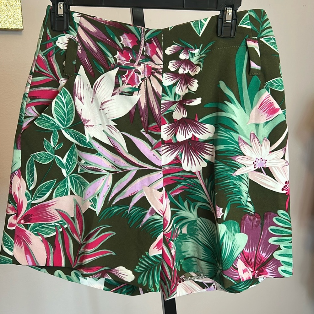 7th Avenue New York & Company Design Studio NWT tropical floral Sz 4 shorts